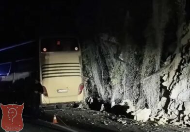 Autobus pun djece udario je u stijenu, ima više povrijeđenih osoba
