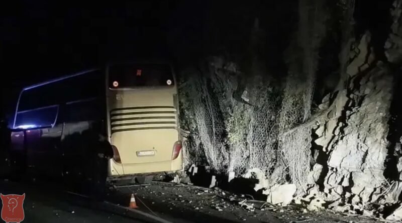 Autobus pun djece udario je u stijenu, ima više povrijeđenih osoba